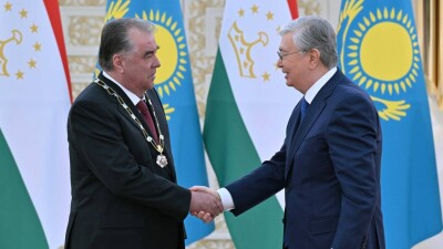 Токаев наградил Рахмона орденом "Алтын Қыран"
