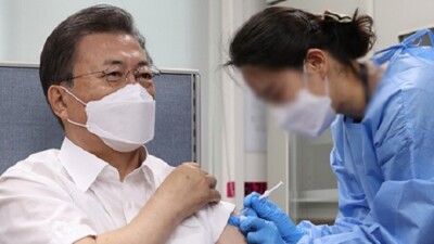 Президент Южной Кореи привился вакциной AstraZeneca