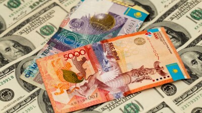 Курс доллара резко упал к тенге на бирже