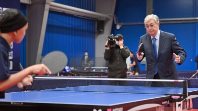 Токаев сыграл в настольный теннис и оставил на удачу спортсменам ракетку со своим автографом