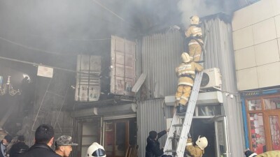 В Алматы на рынке Байсат загорелись контейнеры