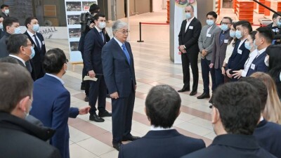 Токаев посетил пострадавший во время январских беспорядков ТРЦ Asia Park