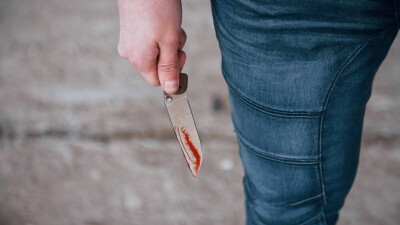 Ударил ножом в спину: прохожий ранил полицейского в Шымкенте