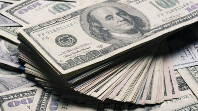 Доллар подешевел почти на 6 тенге перед выходными