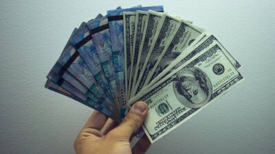 Тенге укрепился на фоне взлёта цен на нефть до трёхлетних максимумов