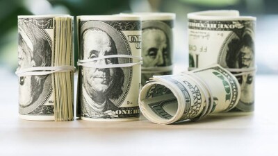 Тенге укрепился к доллару на бирже перед выходными