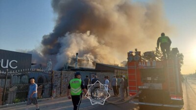 В Алматы тушили крупный пожар: огонь с крыши кафе перешёл на жилой дом