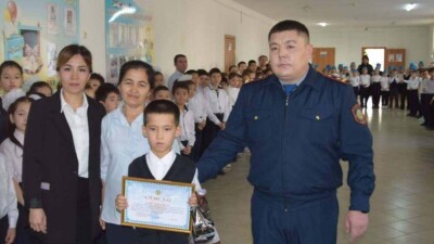 В Атырау наградили восьмилетнего мальчика, который спас тонущих подростков