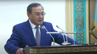 Сенат досрочно прекратил полномочия депутата Ахылбека Куришбаева