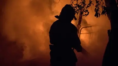 Торговые бутики в огне: на рынке в Астане тушат сложный пожар