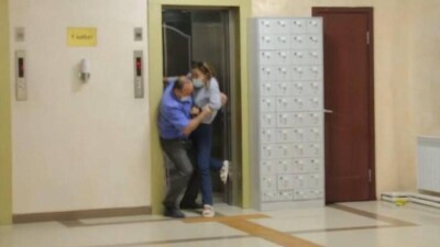 Охранника, который вынес журналистку "Хабара" из здания акимата Алатауского района Алматы, отстранили от работы