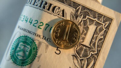 Сколько стоит доллар на бирже и в обменниках Казахстана перед праздничными выходными