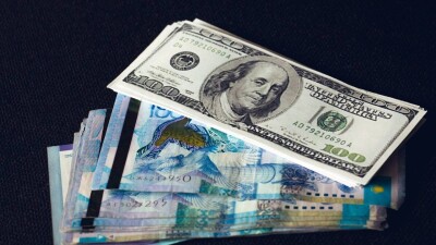 Доллар немного укрепился к тенге на бирже