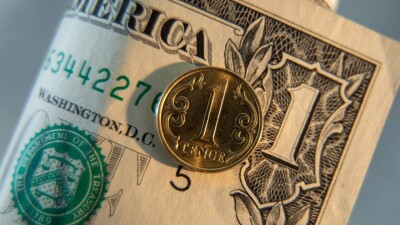 Курс доллара упал на бирже до 450,79 тенге перед выходными