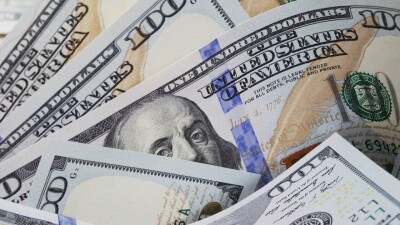 Сколько стоит доллар на бирже и в обменниках перед длинными выходными