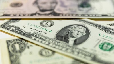 Курс доллара снова снизился к тенге на бирже