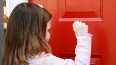 В Нур-Султане полицейский придумал игру, чтобы отвлечь девочку, которая могла выпасть из окна