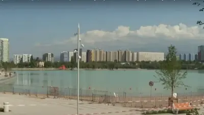 "Не сдали ни в мае, ни в июне". Благоустройство озера Сайран в Алматы обернулось иском против подрядчика