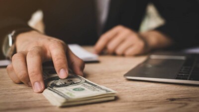 Директора департамента филиала КТЖ задержали по подозрению в получении взяток за покровительство на службе