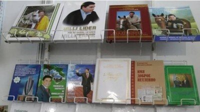 В туркменском вузе студентам, которые не носят с собой книгу президента, угрожают отчислением