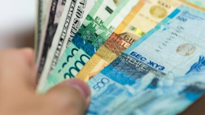 Курс доллара вновь снизился к тенге на KASE