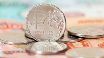 Курс рубля снизился к тенге на бирже и в обменниках перед выходными