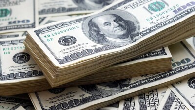 Доллар подешевел на торгах на три тенге