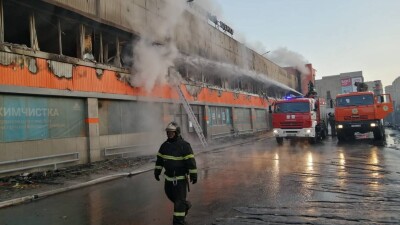 Крупный вещевой рынок горит в Семее