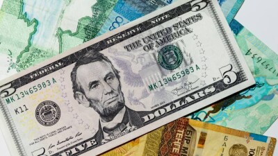 Тенге начал неделю с укрепления к доллару на бирже