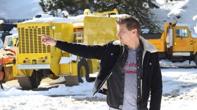 Инцидент с Джереми Реннером: снегоуборочная машина наехала на ногу актёра