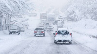 Сложная ситуация на дорогах из-за метели: некоторые участки открыли, в МВД призывают воздержаться от поездок