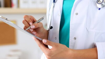 В Актобе врача, продававшую поддельные ПЦР-справки, приговорили к штрафу в 555 тысяч тенге