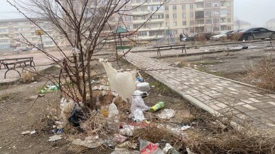 "Неужели теперь это норма?". Смаилов показал дворы домов, построенных по госпрограмме