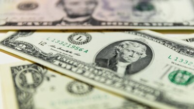 Курс доллара снизился на 1 тенге на бирже в первый день октября