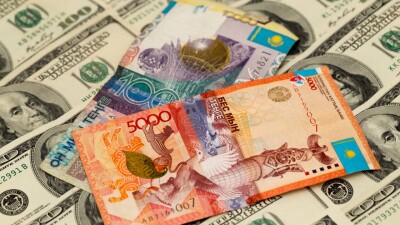Сколько стоят рубль и доллар в обменниках Казахстана 7 мая