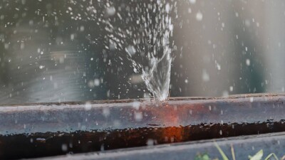 "Порывы круглосуточно". Депутат требует выяснить, куда ушли миллионы, выделенные на ремонт проблемного водопровода