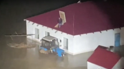 Большая вода: в МЧС показали на видео спасение людей в Костанайской области