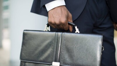 Президент подписал закон об увольнении госслужащих, чьи расходы значительно превышают доходы