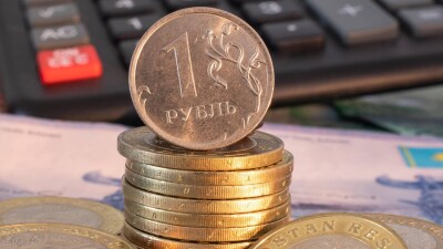 Рубль падает вслед за долларом в Казахстане: обменники принимают росвалюту по 6 тенге