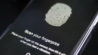 В Нур-Султане подозреваемый в краже денег признался, что разблокировал смартфон уснувшего знакомого его пальцем