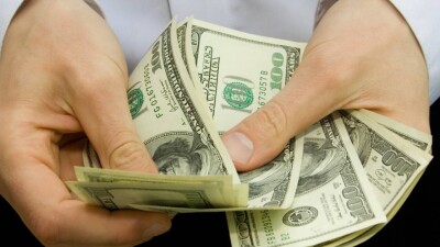 Курс доллара вырос сразу на 5 тенге на бирже перед выходными