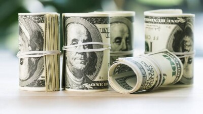 Тенге укрепился на бирже, но доллар остаётся дороже, чем в конце декабря