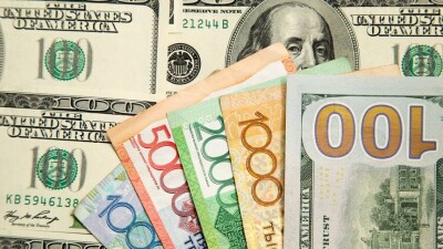 Тенге отыграл падение к доллару перед выходными на фоне повышения цен на нефть