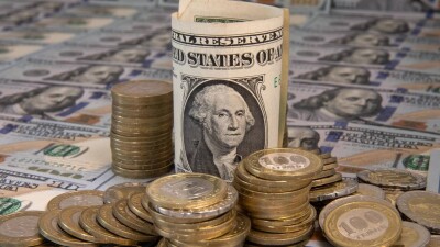 Доллар продолжил укрепление к тенге на биржевых торгах