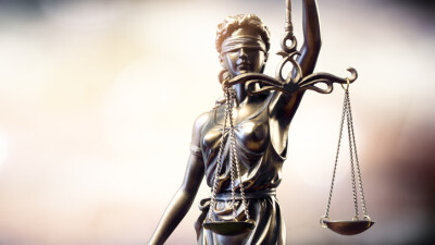 В служебном кабинете подозреваемой в мошенничестве судьи Медеуского районного суда Алматы изъяли 10 000 долларов