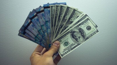 Доллар начал неделю с укрепления на бирже на 3 тенге