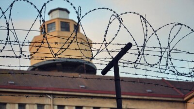 Мужчине, который сдавал несуществующие квартиры, отбывая срок в колонии, вынесли приговор в Астане