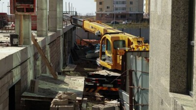 В МЧС назвали причины падения стрелы крана в окно квартиры в Нур-Султане