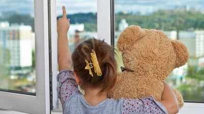 Штраф за падение ребёнка из окна: поможет ли наказание родителей предотвращать трагедии?