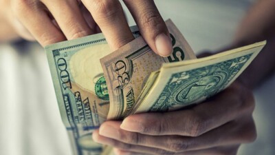 Как изменился курс доллара к тенге на бирже 28 августа